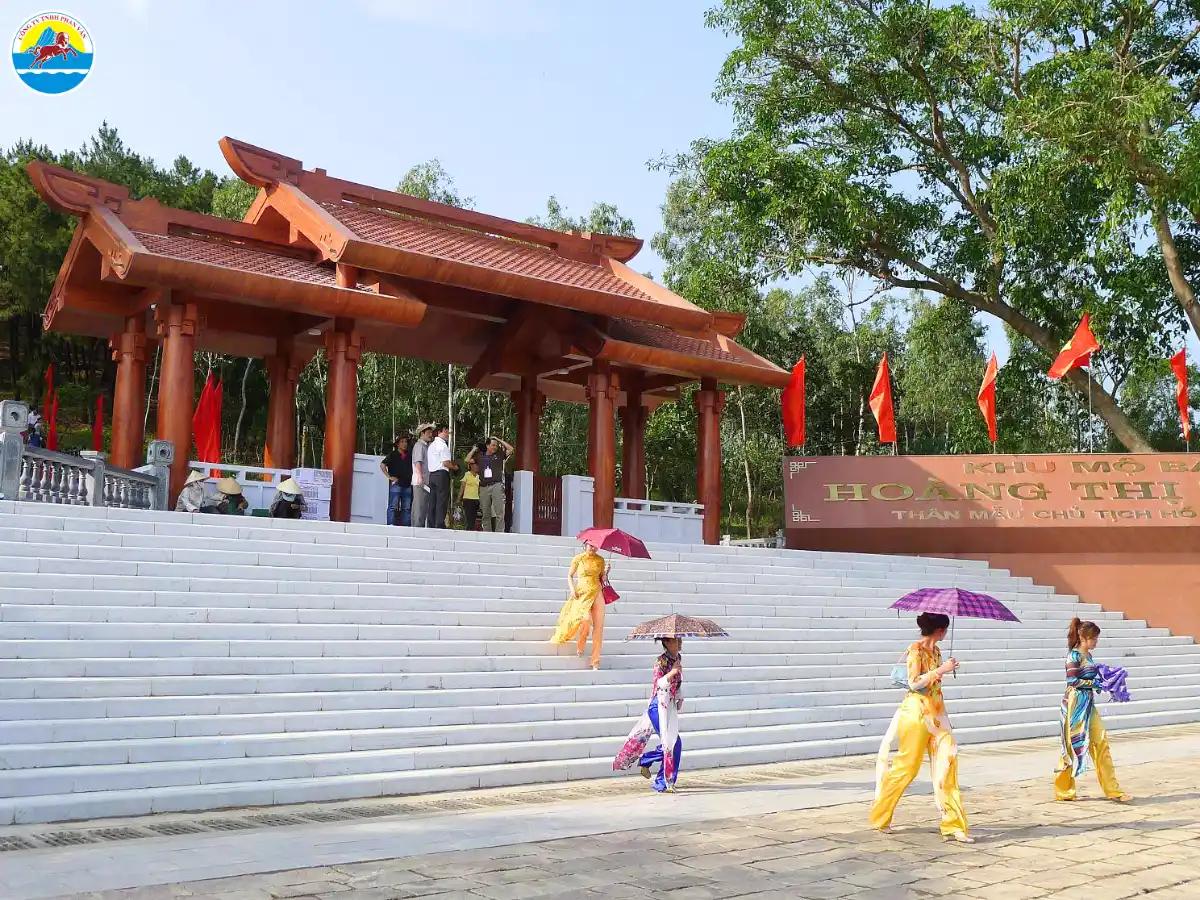 Mộ bà Hoàng Thị Loan