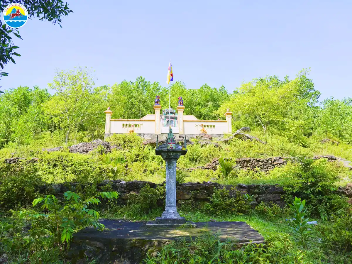 Núi Thiên Nhẫn và Hệ Thống Đền Chùa